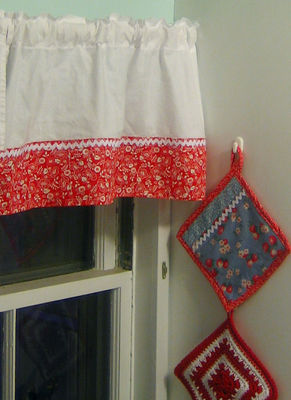 New potholder & curtains
